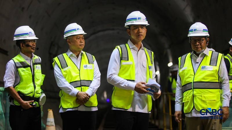 Wakil Presiden RI, Gibran Rakabuming Raka saat meninjau site project MRT Fase 2A Harmoni-Sawah besar di Jakarta, Selasa (12/5/2026).