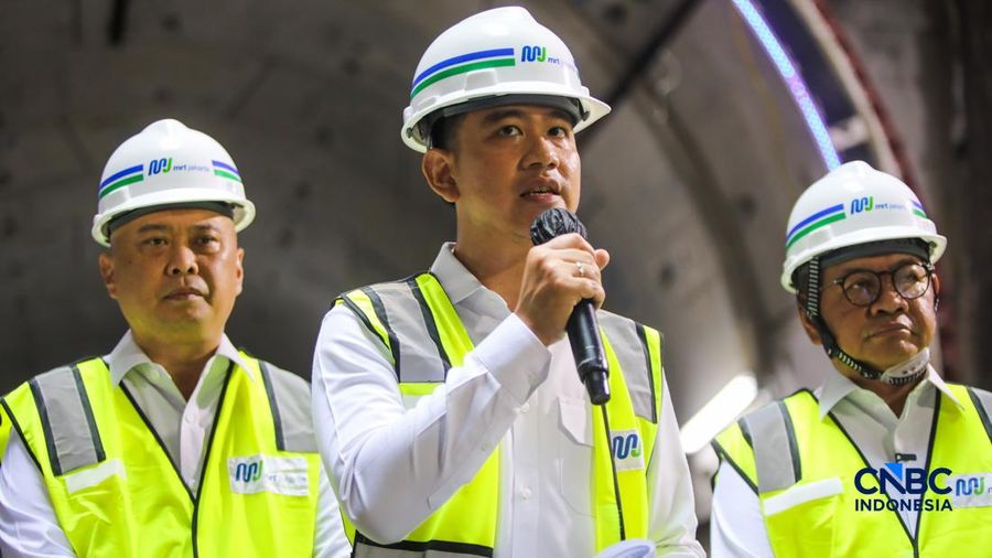 Wakil Presiden RI, Gibran Rakabuming Raka saat meninjau site project MRT Fase 2A Harmoni-Sawah besar di Jakarta, Selasa (12/5/2026).
