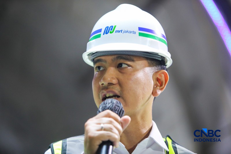 Wakil Presiden RI, Gibran Rakabuming Raka saat meninjau site project MRT Fase 2A Harmoni-Sawah besar di Jakarta, Selasa (12/5/2026). (CNBC Indonesia/Faisal Rahman)
