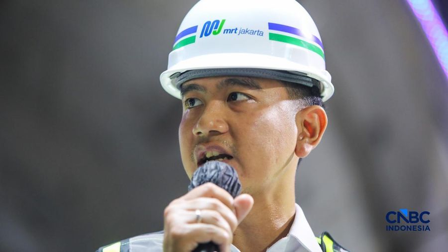 Wakil Presiden RI, Gibran Rakabuming Raka saat meninjau site project MRT Fase 2A Harmoni-Sawah besar di Jakarta, Selasa (12/5/2026).