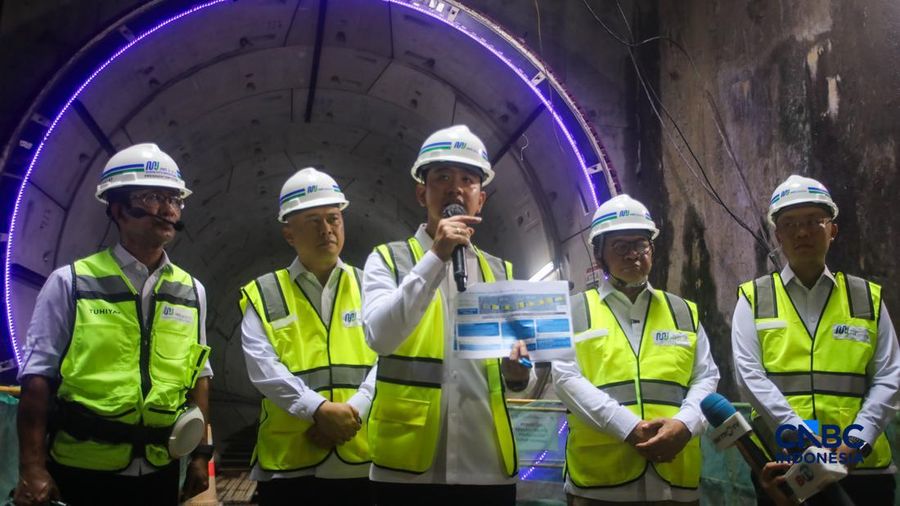 Wakil Presiden RI, Gibran Rakabuming Raka saat meninjau site project MRT Fase 2A Harmoni-Sawah besar di Jakarta, Selasa (12/5/2026).