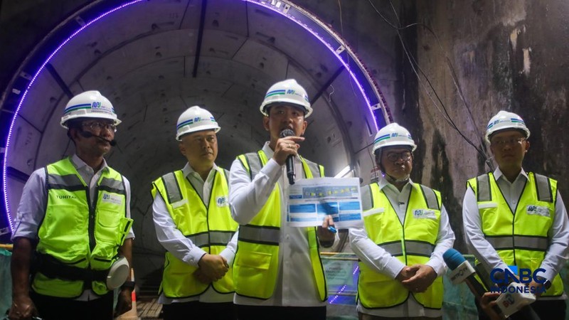 Wakil Presiden RI, Gibran Rakabuming Raka saat meninjau site project MRT Fase 2A Harmoni-Sawah besar di Jakarta, Selasa (12/5/2026).