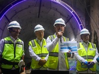Wakil Presiden RI, Gibran Rakabuming Raka saat meninjau site project MRT Fase 2A Harmoni-Sawah besar di Jakarta, Selasa (12/5/2026). (CNBC Indonesia/Faisal Rahman)