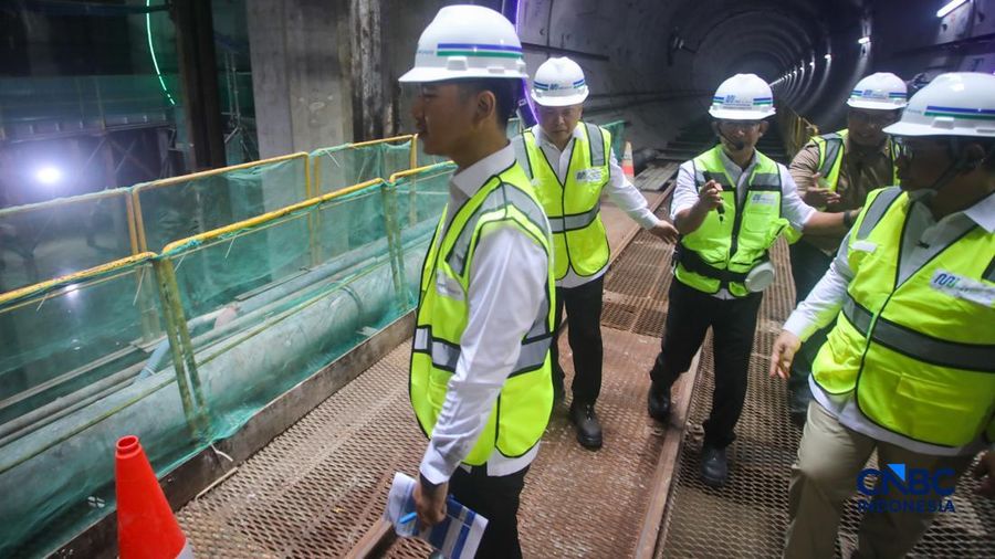 Wakil Presiden RI, Gibran Rakabuming Raka saat meninjau site project MRT Fase 2A Harmoni-Sawahbesar di Jakarta, Selasa (12/5/2026).