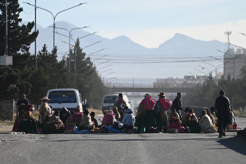 Para penambang ikut serta dalam pawai yang diselenggarakan oleh Central Obrera Boliviana (COB) sambil menuntut pengunduran diri Presiden Rodrigo Paz di tengah krisis ekonomi dan bahan bakar yang sedang berlangsung, di La Paz, Bolivia, 11 Mei 2026. (REUTERS/Claudia Morales)