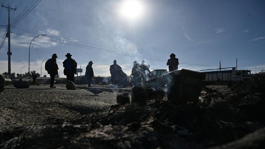 Warga memblokir salah satu pintu masuk kota sambil menuntut pengunduran diri Presiden Rodrigo Paz di tengah krisis ekonomi dan bahan bakar yang sedang berlangsung, di La Paz, Bolivia, 11 Mei 2026.