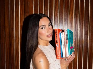 Dua Lipa Geek Banget Sama Sastra: Buku yang Melunakkan Hati Saya