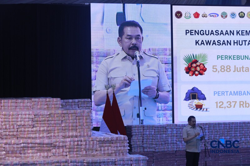 Jaksa Agung RI Sanitiar Buhanuddin menyampaikan pidato saat acara penyerahan denda administratif dan lahan kawasan hutan, Jakarta, Rabu (13/5/2026). (CNBC Indonesia/Muhammad Sabki)