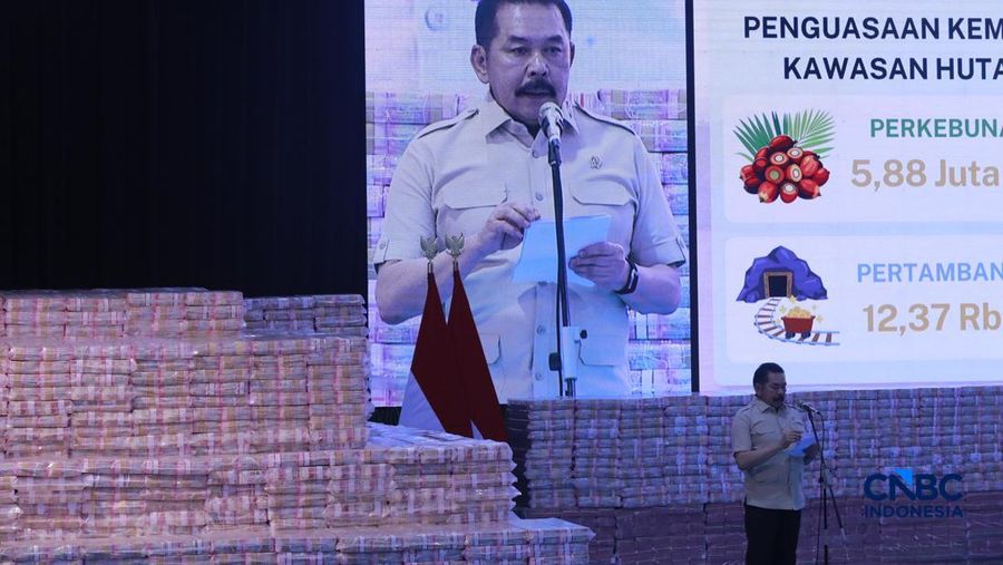 Jaksa Agung RI Sanitiar Buhanuddin menyampaikan pidato saat acara penyerahan denda administratif dan lahan kawasan hutan, Jakarta, Rabu (13/5/2026). (CNBC Indonesia/Muhammad Sabki)