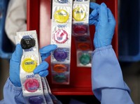 Kemasan kondom yang diproduksi di fasilitas produsen kondom terkemuka dunia, Karex di Pontian, Malaysia, 23 April 2026. (REUTERS/Hasnoor Hussain)