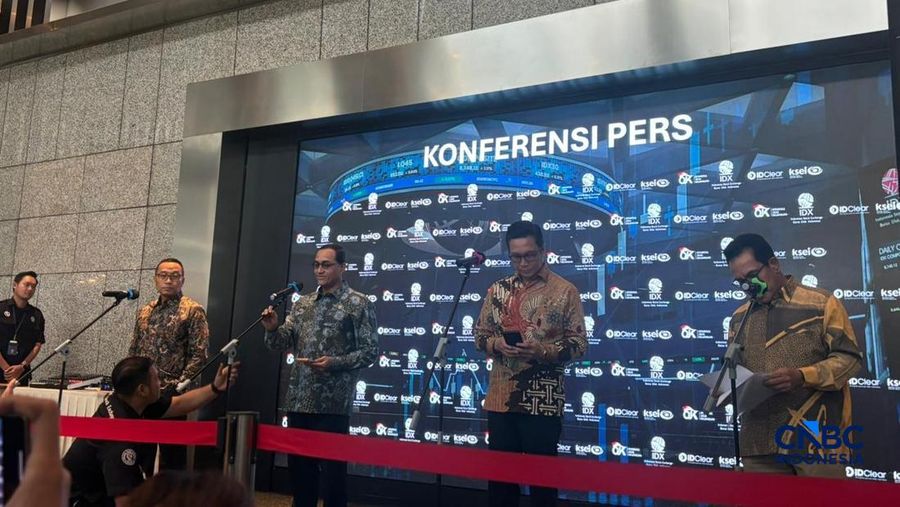Kepala Eksekutif Pengawas Pasar Modal, Keuangan Derivatif, dan Bursa Karbon Otoritas Jasa Keuangan (OJK) Hasan Fawzi saat menyampaikan Konferensi Pers Pasar Modal di Gedung Bursa Efek Indonesia, Jakarta, Rabu (13/5/2026). (CNBC Indonesia/Mentari Pusp