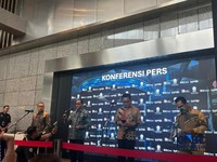 Kepala Eksekutif Pengawas Pasar Modal, Keuangan Derivatif, dan Bursa Karbon Otoritas Jasa Keuangan (OJK) Hasan Fawzi saat menyampaikan Konferensi Pers Pasar Modal di Gedung Bursa Efek Indonesia, Jakarta, Rabu (13/5/2026). (CNBC Indonesia/Mentari Pusp