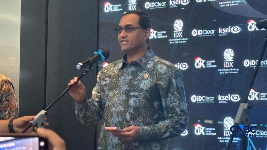 Kepala Eksekutif Pengawas Pasar Modal, Keuangan Derivatif, dan Bursa Karbon Otoritas Jasa Keuangan (OJK) Hasan Fawzi saat menyampaikan Konferensi Pers Pasar Modal di Gedung Bursa Efek Indonesia, Jakarta, Rabu (13/5/2026). (CNBC Indonesia/Mentari Pusp