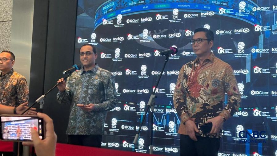 Kepala Eksekutif Pengawas Pasar Modal, Keuangan Derivatif, dan Bursa Karbon Otoritas Jasa Keuangan (OJK) Hasan Fawzi saat menyampaikan Konferensi Pers Pasar Modal di Gedung Bursa Efek Indonesia, Jakarta, Rabu (13/5/2026). (CNBC Indonesia/Mentari Pusp