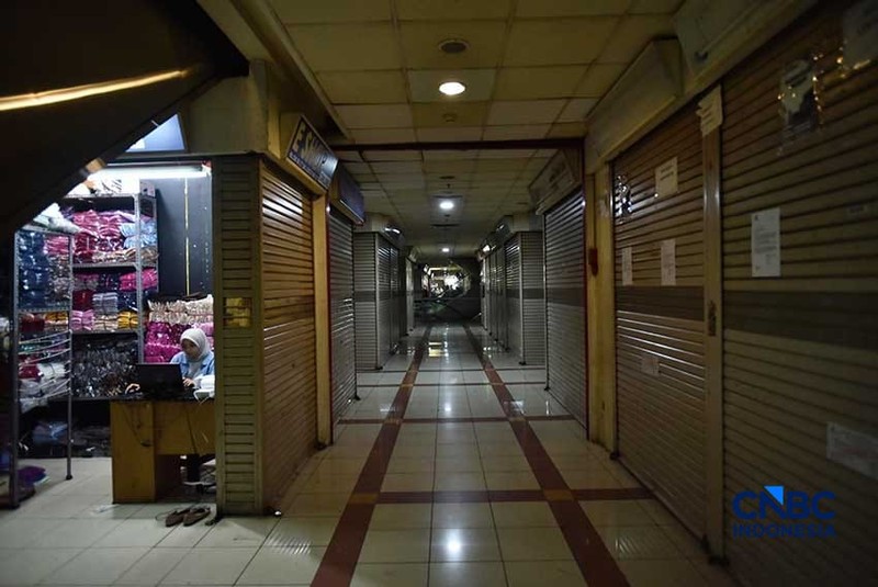 Kondisi banyak toko tutup di lantai 3A Blok B Tanah Abang, Rabu (13/5/2026). (CNBC Indonesia/Chandra Dwi Pranata)