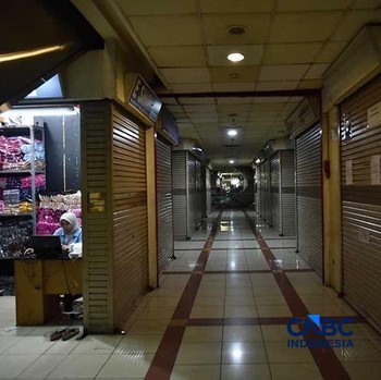 Kondisi banyak toko tutup di lantai 3A Blok B Tanah Abang, Rabu (13/5/2026). (CNBC Indonesia/Chandra Dwi Pranata)