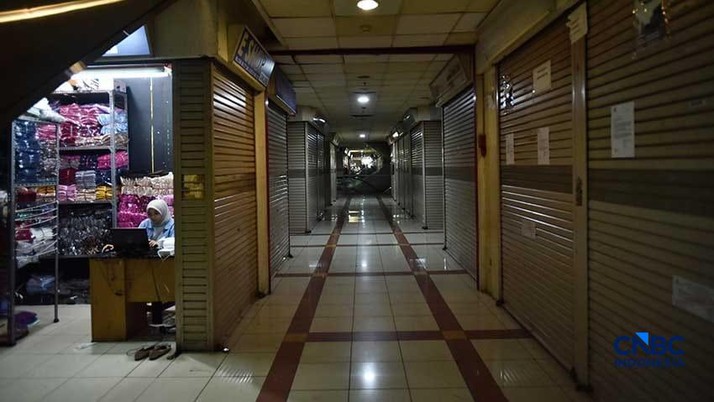 Kondisi banyak toko tutup di lantai 3A Blok B Tanah Abang, Rabu (13/5/2026). (CNBC Indonesia/Chandra Dwi Pranata)