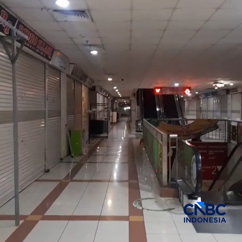 Kondisi banyak toko tutup di lantai 3A Blok B Tanah Abang, Rabu (13/5/2026). (CNBC Indonesia/Chandra Dwi Pranata)