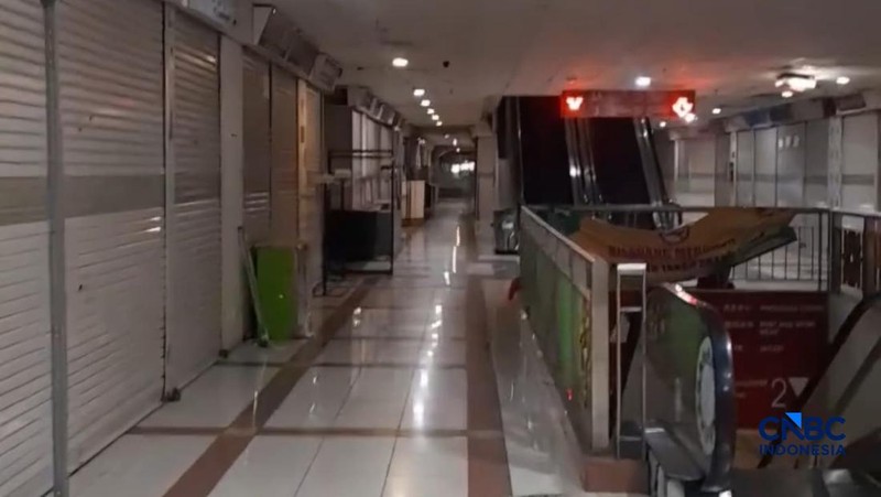 Kondisi banyak toko tutup di lantai 3A Blok B Tanah Abang, Rabu (13/5/2026). (CNBC Indonesia/Chandra Dwi Pranata)