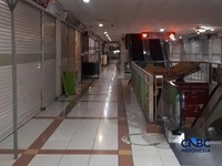 Kondisi banyak toko tutup di lantai 3A Blok B Tanah Abang, Rabu (13/5/2026). (CNBC Indonesia/Chandra Dwi Pranata)