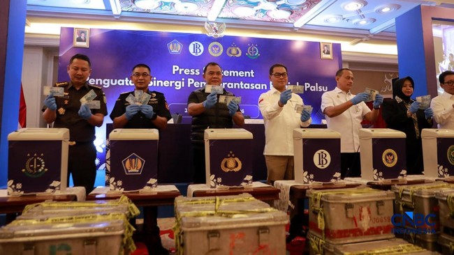 Penampakan 466.535 Lembar Uang Rupiah Palsu Dimusnahkan
