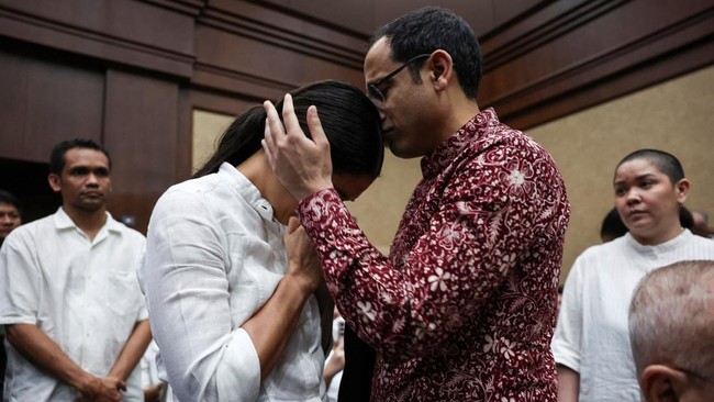 Potret Haru Nadiem Cium Kening Istri Usai Dituntut 18 Tahun Penjara