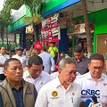 Menteri Koordinator Bidang Pangan Zulkifli Hasan bersama Menteri Perdagangan (Mendag) Budi Santoso, mengecek langsung harga dan stok bahan pangan di Pasar Palmerah, Jakarta Pusat, Rabu (13/5/226).(CNBC Indonesia/Martyasari Rizky)
