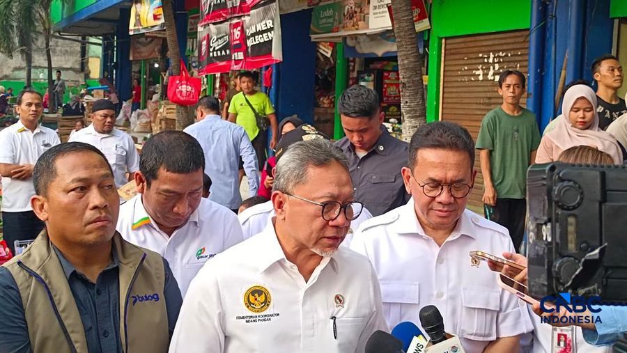Menteri Koordinator Bidang Pangan Zulkifli Hasan bersama Menteri Perdagangan (Mendag) Budi Santoso, mengecek langsung harga dan stok bahan pangan di Pasar Palmerah, Jakarta Pusat, Rabu (13/5/226).(CNBC Indonesia/Martyasari Rizky)