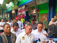 Menteri Koordinator Bidang Pangan Zulkifli Hasan bersama Menteri Perdagangan (Mendag) Budi Santoso, mengecek langsung harga dan stok bahan pangan di Pasar Palmerah, Jakarta Pusat, Rabu (13/5/226).(CNBC Indonesia/Martyasari Rizky)