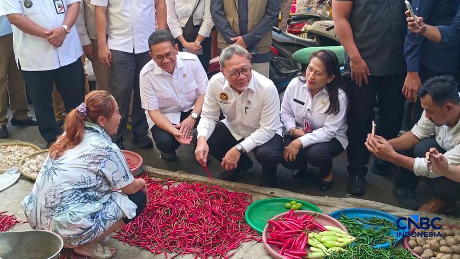Menteri Koordinator Bidang Pangan Zulkifli Hasan bersama Menteri Perdagangan (Mendag) Budi Santoso, mengecek langsung harga dan stok bahan pangan di Pasar Palmerah, Jakarta Pusat, Rabu (13/5/226).(CNBC Indonesia/Martyasari Rizky)
