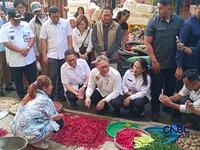 Menteri Koordinator Bidang Pangan Zulkifli Hasan bersama Menteri Perdagangan (Mendag) Budi Santoso, mengecek langsung harga dan stok bahan pangan di Pasar Palmerah, Jakarta Pusat, Rabu (13/5/226).(CNBC Indonesia/Martyasari Rizky)