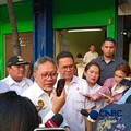Menteri Koordinator Bidang Pangan, Zulkifli Hasan (Zulhas) saat melakukan sambungan telepon dengan Kepala Badan Gizi Nasional (BGN) Dadan Handayana di Pasar Palmerah, Jakarta Pusat, Rabu (13/5/2026). (CNBC Indonesia/Martyasari Rizky)