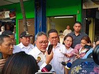 Menteri Koordinator Bidang Pangan, Zulkifli Hasan (Zulhas) saat melakukan sambungan telepon dengan Kepala Badan Gizi Nasional (BGN) Dadan Handayana di Pasar Palmerah, Jakarta Pusat, Rabu (13/5/2026). (CNBC Indonesia/Martyasari Rizky)