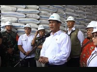 Menteri Pertanian sekaligus Kepala Badan Pangan Nasional (Bapanas) Amran Sulaiman bersama importir beras asal Malaysia dalam Dialog Swasembada Pangan Rabu (13/5/2026). (Tangkapan Layar Youtube/Kementan)