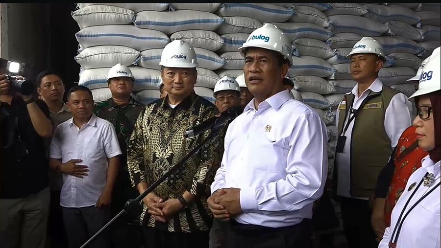 Menteri Pertanian sekaligus Kepala Badan Pangan Nasional (Bapanas) Amran Sulaiman bersama importir beras asal Malaysia dalam Dialog Swasembada Pangan Rabu (13/5/2026). (Tangkapan Layar Youtube/Kementan)