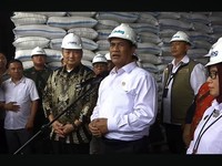 Menteri Pertanian sekaligus Kepala Badan Pangan Nasional (Bapanas) Amran Sulaiman bersama importir beras asal Malaysia dalam Dialog Swasembada Pangan Rabu (13/5/2026). (Tangkapan Layar Youtube/Kementan)