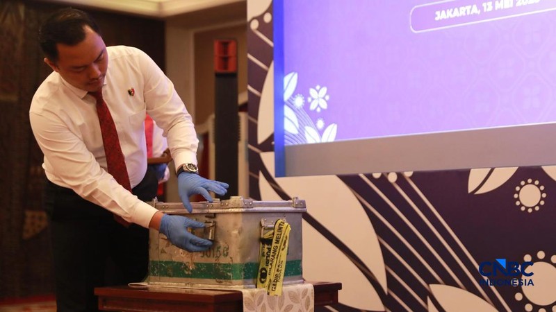 Petugas menunjukkan uang rupiah palsu yang akan dimusnahkan usai acara Konferensi Pers Pemusnahan Rupiah Palsu Hasil Klarifikasi Bank Indonesia di Gedung Kebun Sirih Lt. 6, Kompleks Kantor Pusat BI, Jakarta, Rabu (13/5/2026).