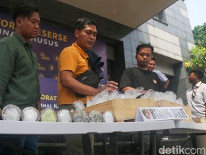 Video Kepolisian Bongkar Penyelundupan Merkuri Ilegal di Jakarta Utara