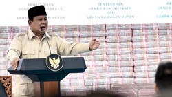 Prabowo Sentil PNM Beri Bunga Kredit 24%