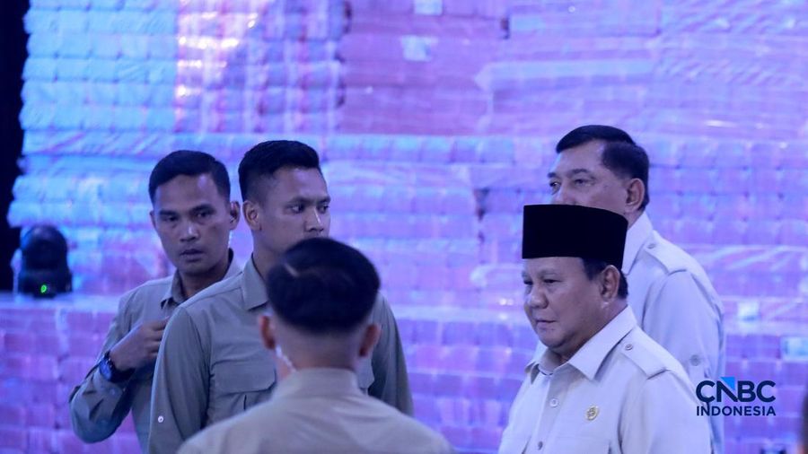 Presiden Prabowo Subianto melihat tumpukan uang saat Penyerahan Denda Administratif dan Lahan Kawasan Hutan di Kejaksaan Agung, Jakarta, Rabu (13/5/2026). (CNBC Indonesia/Muhammad Sabki)