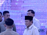 Foto: Presiden Prabowo Subianto saat menghadiri seremoni penyerahan denda administratif dan penyelamatan keuangan negara serta penguasaan kembali kawasan hutan yang digelar di kompleks Kejaksaan Agung, Jakarta Selatan, Rabu (13/5/2026). (CNBC Indones