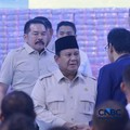 Presiden Prabowo Subianto melihat tumpukan uang saat Penyerahan Denda Administratif dan Lahan Kawasan Hutan di Kejaksaan Agung, Jakarta, Rabu (13/5/2026). (CNBC Indonesia/Muhammad Sabki)