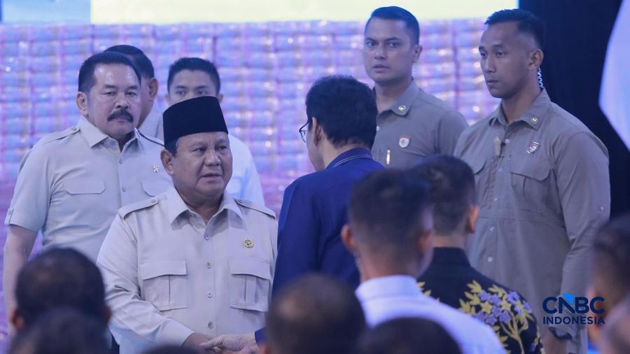 Presiden Prabowo Subianto melihat tumpukan uang saat Penyerahan Denda Administratif dan Lahan Kawasan Hutan di Kejaksaan Agung, Jakarta, Rabu (13/5/2026). (CNBC Indonesia/Muhammad Sabki)