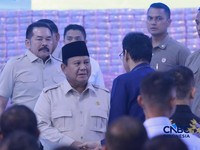 Presiden Prabowo Subianto melihat tumpukan uang saat Penyerahan Denda Administratif dan Lahan Kawasan Hutan di Kejaksaan Agung, Jakarta, Rabu (13/5/2026). (CNBC Indonesia/Muhammad Sabki)