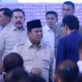 Presiden Prabowo Subianto melihat tumpukan uang saat Penyerahan Denda Administratif dan Lahan Kawasan Hutan di Kejaksaan Agung, Jakarta, Rabu (13/5/2026). (CNBC Indonesia/Muhammad Sabki)