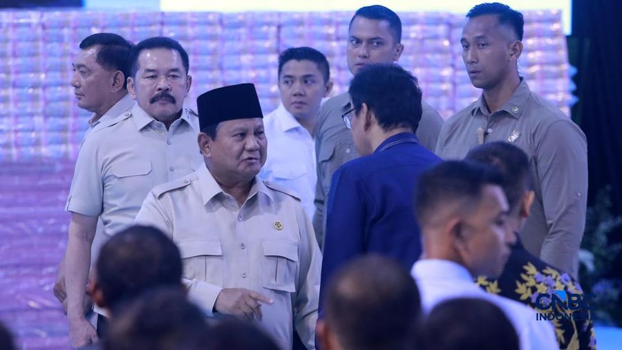 Presiden Prabowo Subianto melihat tumpukan uang saat Penyerahan Denda Administratif dan Lahan Kawasan Hutan di Kejaksaan Agung, Jakarta, Rabu (13/5/2026). (CNBC Indonesia/Muhammad Sabki)