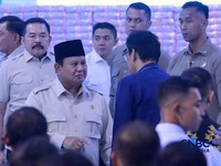 Presiden Prabowo Subianto melihat tumpukan uang saat Penyerahan Denda Administratif dan Lahan Kawasan Hutan di Kejaksaan Agung, Jakarta, Rabu (13/5/2026). (CNBC Indonesia/Muhammad Sabki)