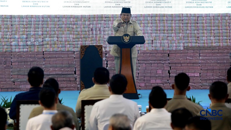 Jaksa Agung RI Sanitiar Buhanuddin menyampaikan pidato saat acara penyerahan denda administratif dan lahan kawasan hutan, Jakarta, Rabu (13/5/2026). (CNBC Indonesia/Muhammad Sabki)