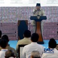 Presiden Prabowo Subianto melihat tumpukan uang saat Penyerahan Denda Administratif dan Lahan Kawasan Hutan di Kejaksaan Agung, Jakarta, Rabu (13/5/2026). (CNBC Indonesia/Muhammad Sabki)