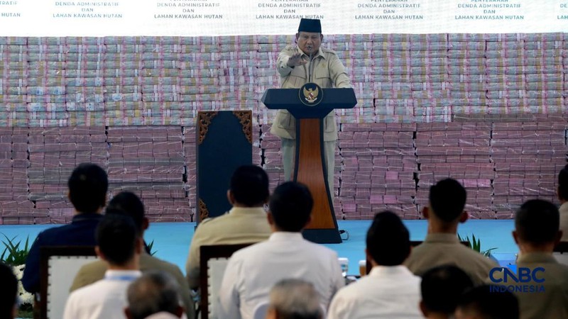 Presiden Prabowo Subianto melihat tumpukan uang saat Penyerahan Denda Administratif dan Lahan Kawasan Hutan di Kejaksaan Agung, Jakarta, Rabu (13/5/2026). (CNBC Indonesia/Muhammad Sabki)